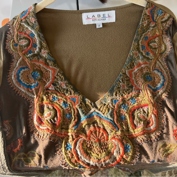 MILITARY GREEN V NECK TOP WITH EMBROIDERY SIZE SMALL - Picture 7 of 9